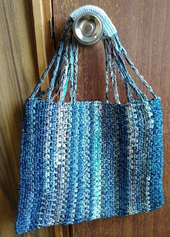 ダイヤの夏糸とアイロンで硬化する糸、2本～3本取り取りで編んで、いる今年一押しのバッグ～～！ 6枚目の画像