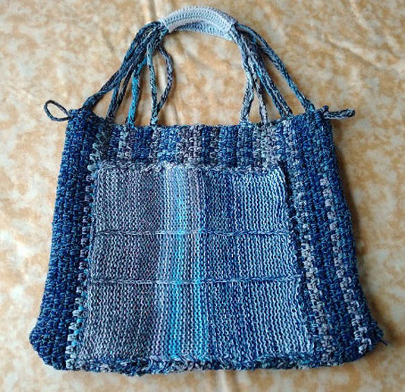 ダイヤの夏糸とアイロンで硬化する糸、2本～3本取り取りで編んで、いる今年一押しのバッグ～～！ 3枚目の画像