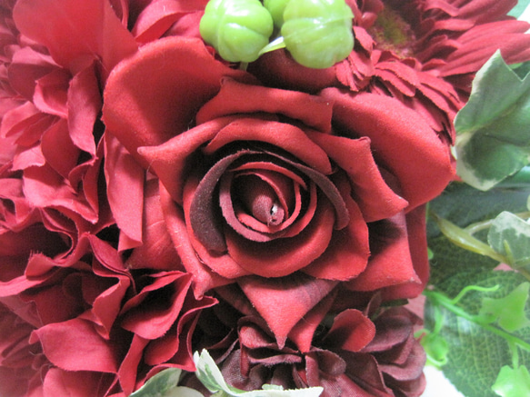 ダリア、バラ、ガーベラのキャスケードブーケ♪ブートニア付き♪生花みたいに綺麗な造花です♪高品質なのに安い 13枚目の画像