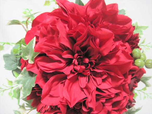 ダリア、バラ、ガーベラのキャスケードブーケ♪ブートニア付き♪生花みたいに綺麗な造花です♪高品質なのに安い 12枚目の画像
