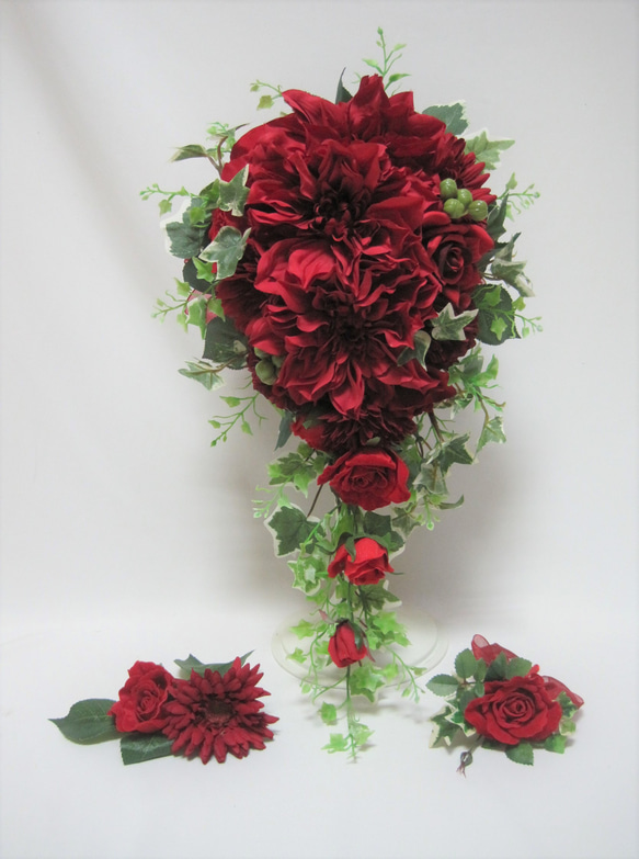ダリア、バラ、ガーベラのキャスケードブーケ♪ブートニア付き♪生花みたいに綺麗な造花です♪高品質なのに安い 2枚目の画像
