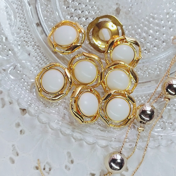 M767【18mm set 8 pcs】白色 x 花朵金鈕扣 第2張的照片