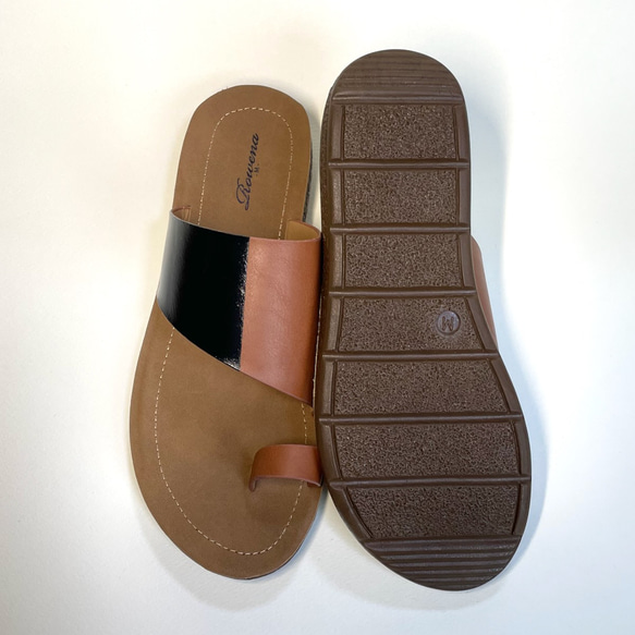 「M號」雙色合成皮革夾趾涼鞋（棕色x琺瑯黑色） 第5張的照片