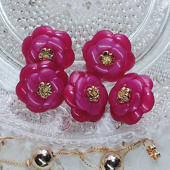 M775【22mm set 5 pcs】紫紅的山茶花 x 金色裝飾鈕扣 only one 第1張的照片