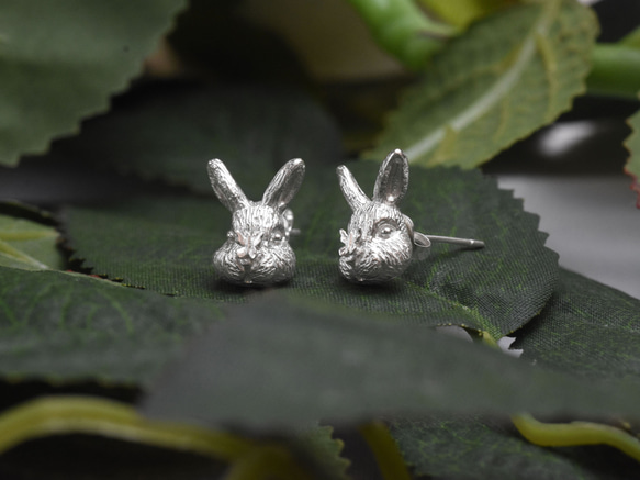 兔子遇上蝴蝶 | 純銀耳環 可改夾式 森林系 立體動物 手工銀飾 第3張的照片