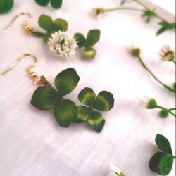 布花 コットン幸せの四つ葉　白詰草 道草　花摘み　小さく揺れる耳飾り 3枚目の画像