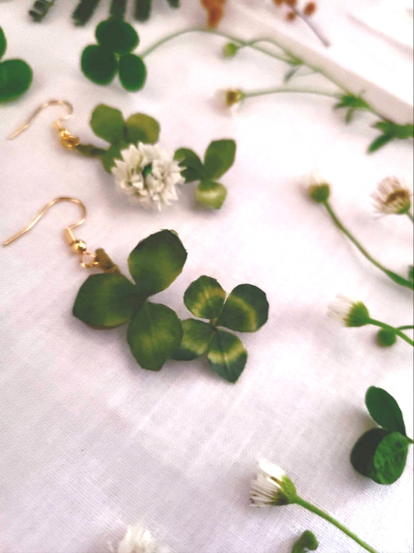 布花 コットン幸せの四つ葉　白詰草 道草　花摘み　小さく揺れる耳飾り 3枚目の画像