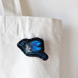 幸せの青い鳥 ブローチ 羽 一点物 コサージュ 小鳥 刺繍  ビーズ ワイヤー 和風 シンプル  ビーズ刺繍 黒 3枚目の画像
