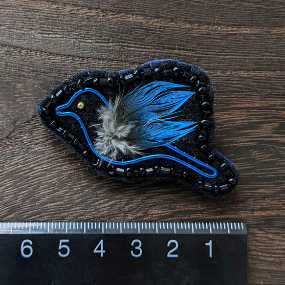 幸せの青い鳥 ブローチ 羽 一点物 コサージュ 小鳥 刺繍  ビーズ ワイヤー 和風 シンプル  ビーズ刺繍 黒 4枚目の画像