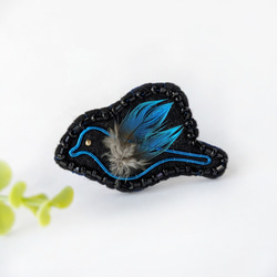 幸せの青い鳥 ブローチ 羽 一点物 コサージュ 小鳥 刺繍  ビーズ ワイヤー 和風 シンプル  ビーズ刺繍 黒 1枚目の画像