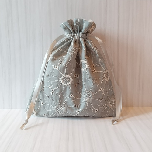 マーガレット刺繍の弁当袋☆ マーガレット刺繍の弁当袋☆