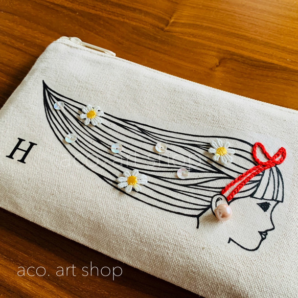 【 リボン刺繍の色 & イニシャル 選べます♩】パール ピアス イラスト ペンポーチ 刺繍 名入れ アルファベット 3枚目の画像