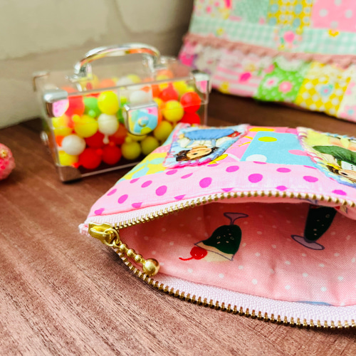 レトロガール」のパッチワークなアップリケポーチ ポーチ マリコヤ