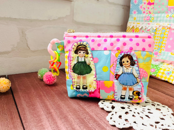 レトロガール」のパッチワークなアップリケポーチ ポーチ マリコヤ