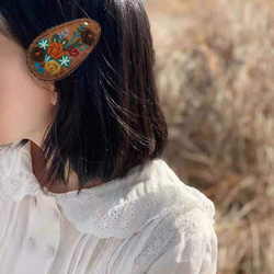 立体感　花刺繍　オレンジ地　ヘアピン　髪留め　ヘアクリップ　ヘアバレッタ　ヘアアクセサリー 1枚目の画像