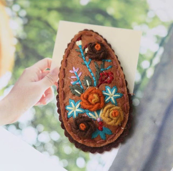 立体感　花刺繍　オレンジ地　ヘアピン　髪留め　ヘアクリップ　ヘアバレッタ　ヘアアクセサリー 2枚目の画像