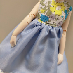 ノースリーブワンピース 花柄 水色 リカちゃん 服 シンプル 2枚目の画像