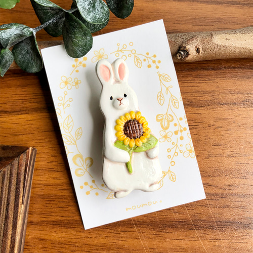 うさぎさんのブローチ （手作りブローチ＊音の絵＊春待ちうさぎさんの  