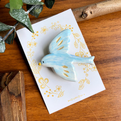 陶芸作家様一点物作品 陶土ブローチ 空を飛ぶ白い鳥 翼 手彩色 希望 平和 友愛 陶芸作家様一点物作品 陶土ブローチ 空を飛ぶ白い鳥 翼 手彩色