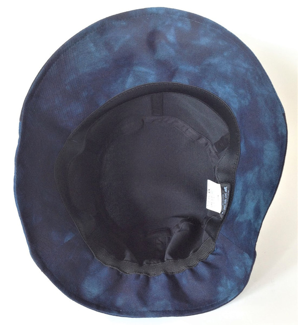 夏塩沢の本藍染めのファッション「ナツシオンブルー」　ぼかし染め後ゴム付き帽子(絹１００％)Ｂ 8枚目の画像