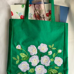 白い薔薇刺繍A4サイズトートバッグ 6枚目の画像