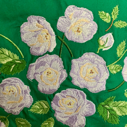 白い薔薇刺繍A4サイズトートバッグ 3枚目の画像