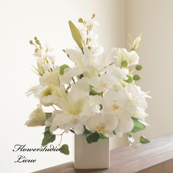 【仏花】カサブランカと胡蝶蘭と輪菊のスペシャル仏花(白&グリーン）　初盆の贈り物に 1枚目の画像