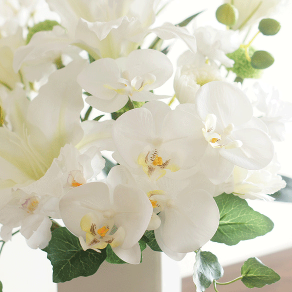 【仏花】カサブランカと胡蝶蘭と輪菊のスペシャル仏花(白&グリーン）　初盆の贈り物に 4枚目の画像