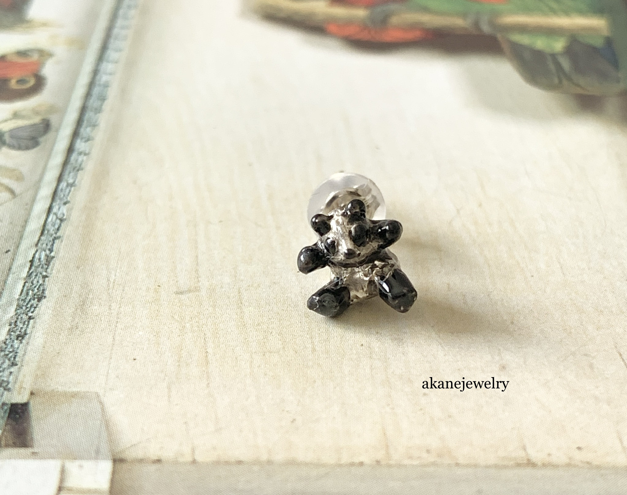 パンダの片耳ピアス