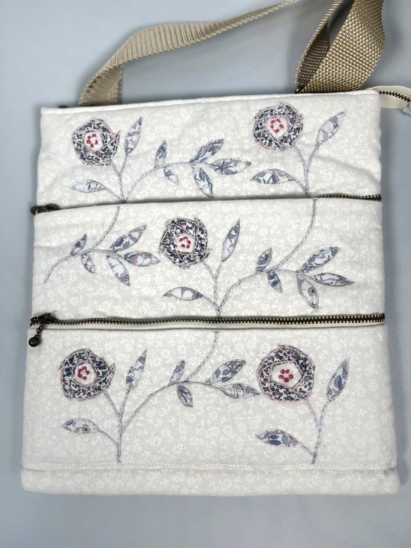 【Creema限定】つる薔薇サコッシュ☆パッチワーク・刺繍・リバティプリントアップリケ☆ 6枚目の画像