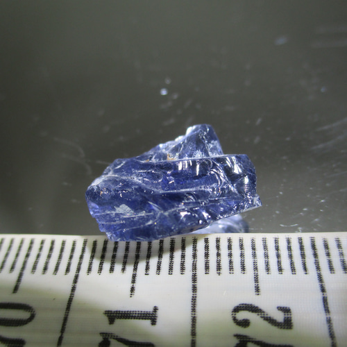☆見る角度で色の濃淡あり◇マダガスカル産◇アイオライトの原石