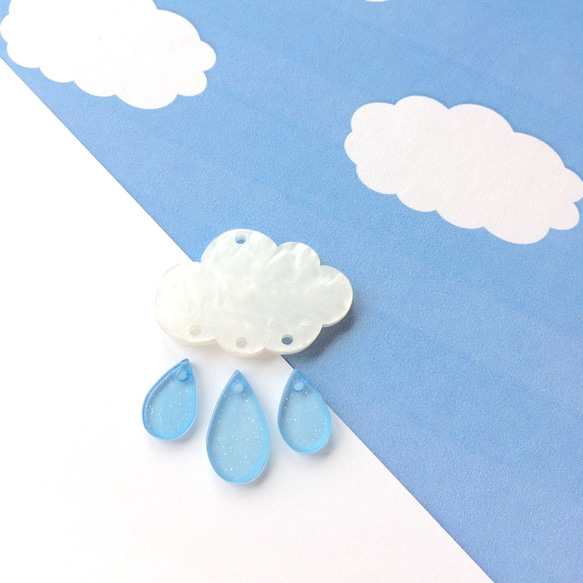 【送料84円】雲　と　雨粒　の　アクリルパーツ（雲　しずく　透明　梅雨　雨　ユニーク　揺れる　白　水色　ラメ） 4枚目の画像