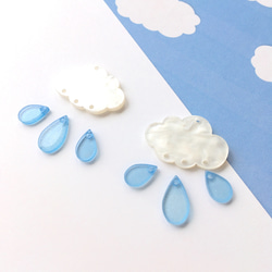 【送料84円】雲　と　雨粒　の　アクリルパーツ（雲　しずく　透明　梅雨　雨　ユニーク　揺れる　白　水色　ラメ） 5枚目の画像