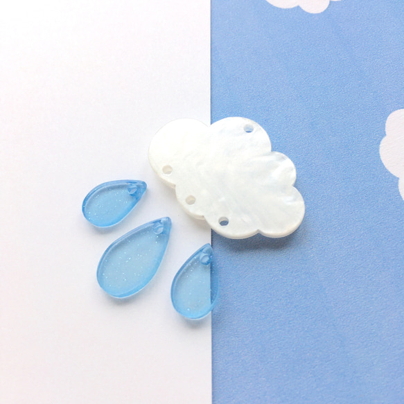 【送料84円】雲　と　雨粒　の　アクリルパーツ（雲　しずく　透明　梅雨　雨　ユニーク　揺れる　白　水色　ラメ） 1枚目の画像