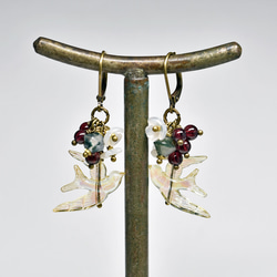 ドイツヴィンテージのツバメとたわわなガーネット、白蝶貝の小花、モスアゲートのピアス 3枚目の画像