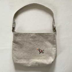 リネン生地　花の刺繍のワンハンドルバッグ　ショルダーバッグ　取り外しのできるベルト 2枚目の画像