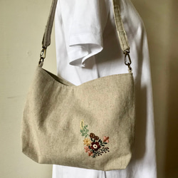リネン生地　花の刺繍のワンハンドルバッグ　ショルダーバッグ　取り外しのできるベルト 4枚目の画像