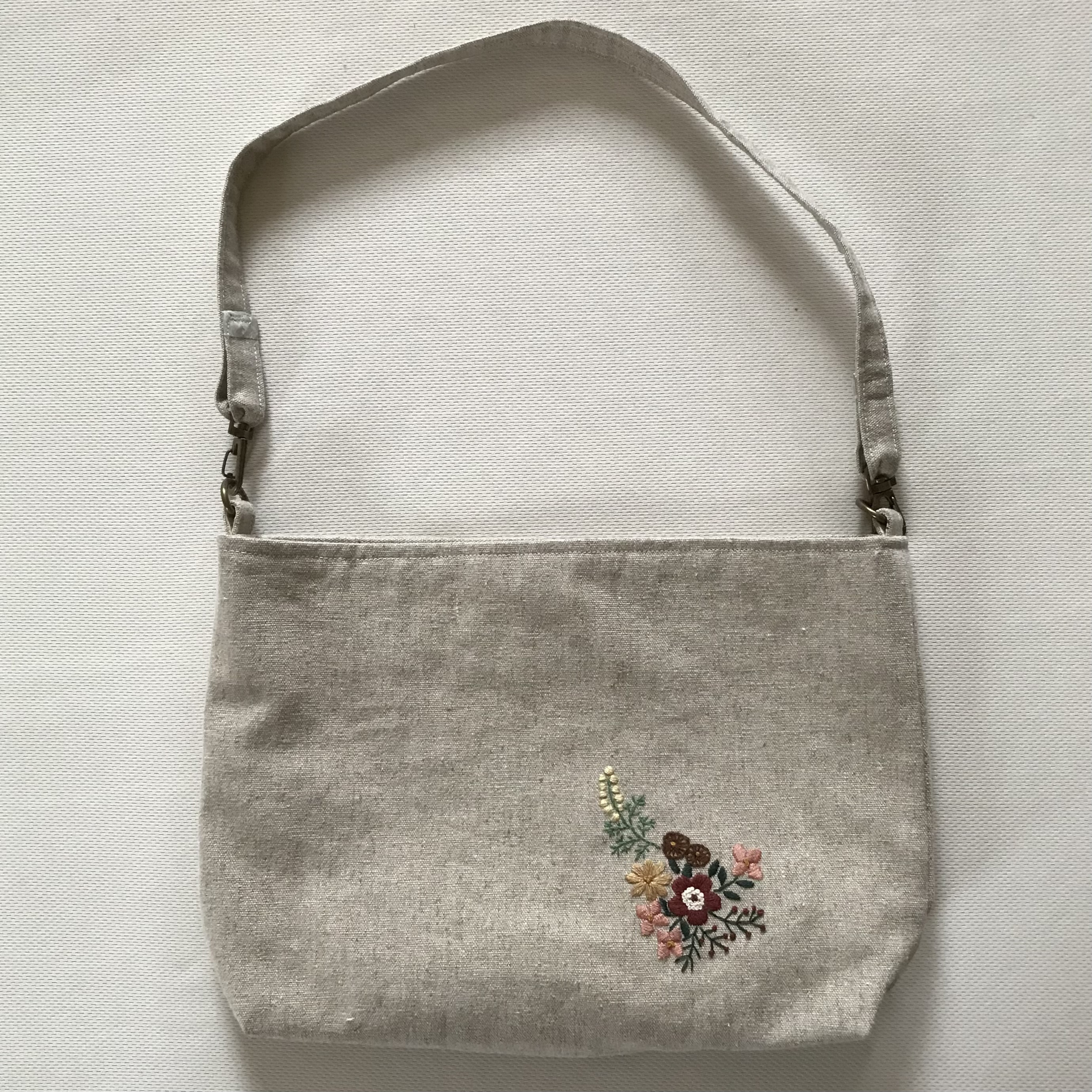 ワンショルダーバック　リネン✖️刺繍 リネン生地 花の刺繍のワンハンドルバッグ ショルダーバッグ