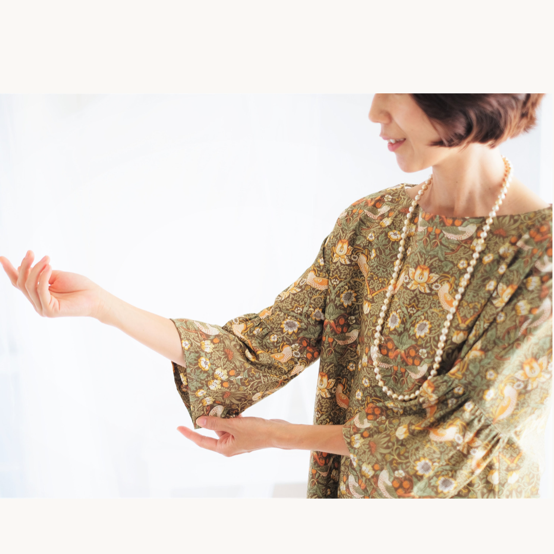 ワンピース　ボートネック　フリル七分袖