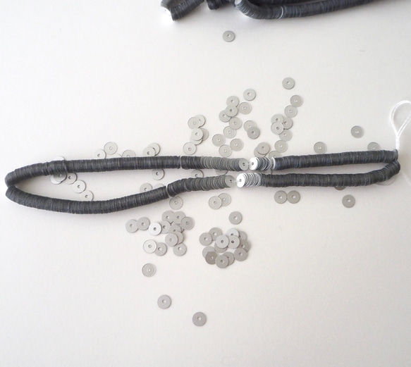 フランス製スパンコール 4mm マットシルバー #PA05-M.SV4/オートクチュール刺繍 リュネビル刺繍 糸通し 2枚目の画像