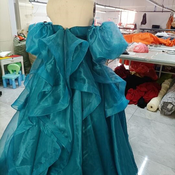 輝きな光彩を放つ ！青のグラデーション:カラードレス 取り外し姫袖 ふっくら柔らラッフルフリル  プリンセスライン 9枚目の画像