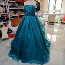 輝きな光彩を放つ ！青のグラデーション:カラードレス 取り外し姫袖 ふっくら柔らラッフルフリル  プリンセスライン 2枚目の画像