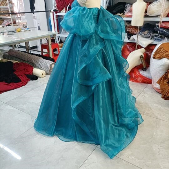 輝きな光彩を放つ ！青のグラデーション:カラードレス 取り外し姫袖 ふっくら柔らラッフルフリル  プリンセスライン 6枚目の画像
