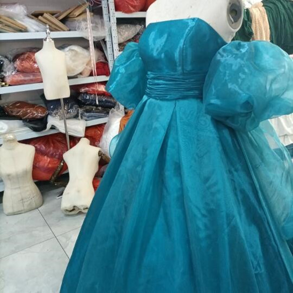 輝きな光彩を放つ ！青のグラデーション:カラードレス 取り外し姫袖 ふっくら柔らラッフルフリル  プリンセスライン 4枚目の画像