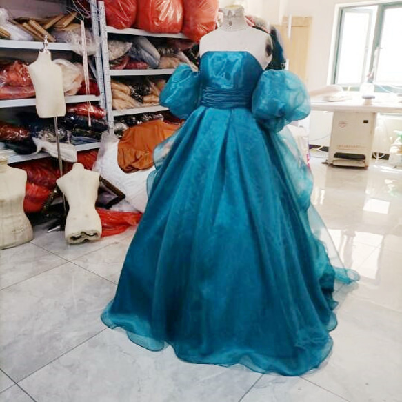 輝きな光彩を放つ ！青のグラデーション:カラードレス 取り外し姫袖 ふっくら柔らラッフルフリル  プリンセスライン 1枚目の画像