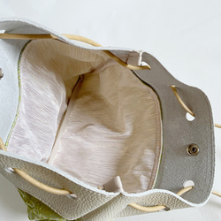 巾着バッグ 本革 × ジャガード 生地 刺繍 / クリームラメ × ライトグリーン 6枚目の画像