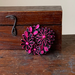 つまみ細工髪飾り大中小花リース ビビットピンク＆ブラック フレームピン シルク 2枚目の画像