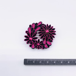 つまみ細工髪飾り大中小花リース ビビットピンク＆ブラック フレームピン シルク 3枚目の画像