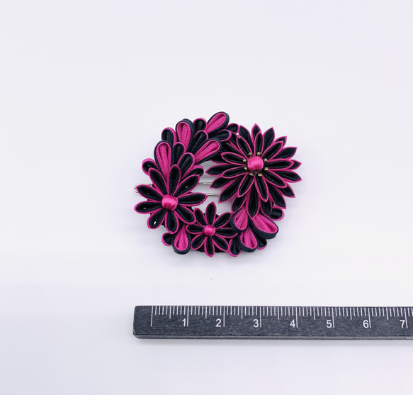 つまみ細工髪飾り大中小花リース ビビットピンク＆ブラック フレームピン シルク 3枚目の画像