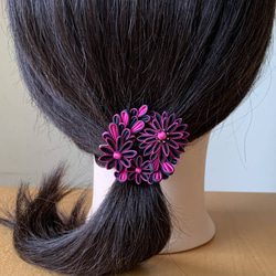 つまみ細工髪飾り大中小花リース ビビットピンク＆ブラック フレームピン シルク 1枚目の画像